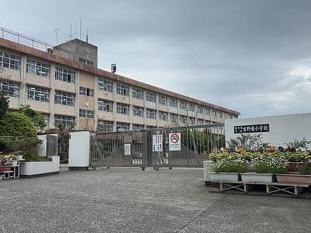 鹿児島市立吉野東小学校まで1343m、地域に根差した温かい環境が魅力です。子どもたちの個性を大切にし、学びや成長をサポートする充実したプログラムがあります