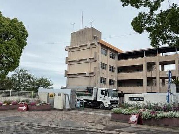 鹿児島市立吉野東中学校まで1357m、個性を尊重し、学びやすい環境を提供しています。部活動も盛んで、生徒同士の絆が深まる楽しい学校生活が魅力です。