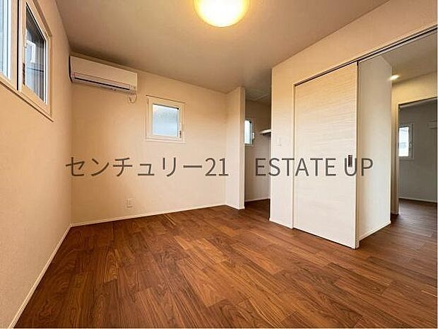【洋室】窓がついていることで日中も明るくお部屋で過ごせます。