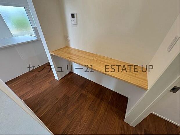 【デスクスペース】デスク作業など多岐にわたってご利用いただけます。