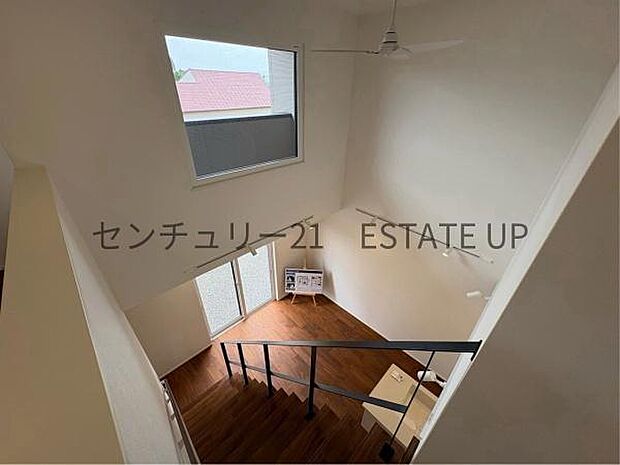 【吹抜】視線が抜ける開放感と、上から差し込む光が心地よい、贅沢なリビングの吹き抜け。