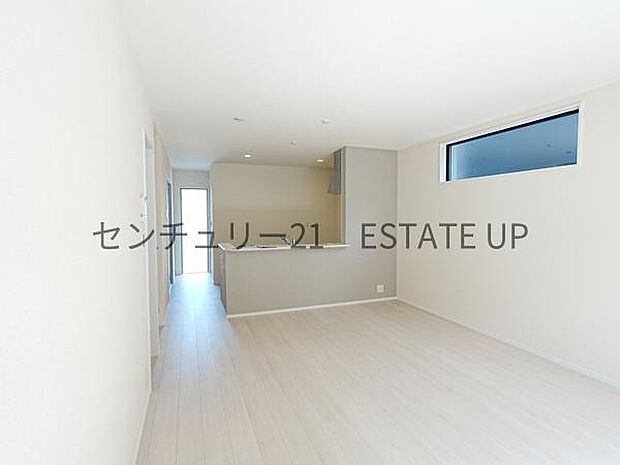 【リビング】ご家族皆様でゆったりとお過ごしいただけるリビングです。