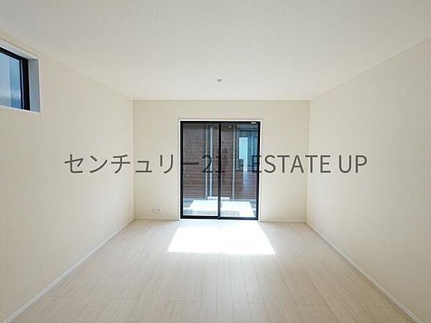 【リビング】大きな窓から明るい陽光が差し込み、ご家族皆様でゆったりとお過ごしいただけるリビングです。