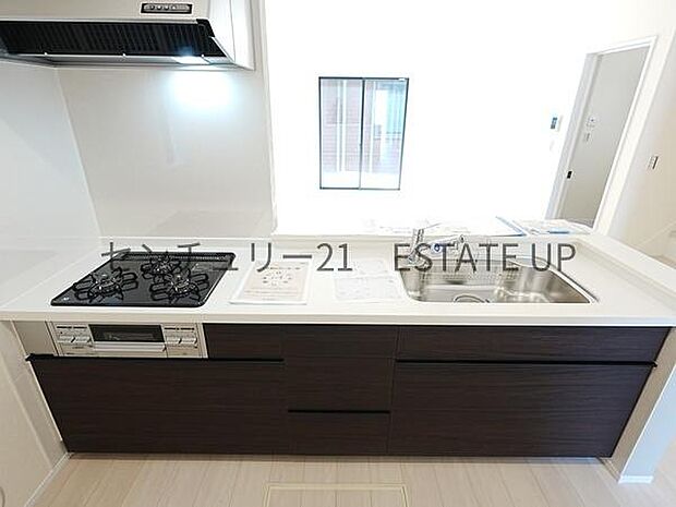 【キッチン】お子様やリビングも見守れる対面キッチンです。