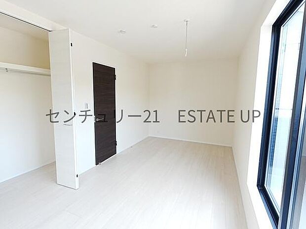 【洋室】バルコニーに出れる洋室で明るく快適な洋室です。