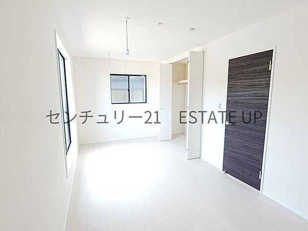 【洋室】収納スペースもあるので広くご活用できます。