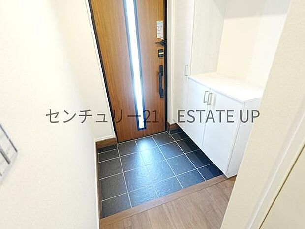 【玄関】シューズボックスもある広々とした玄関です。