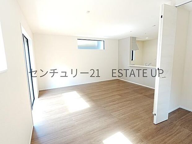【リビング】大きな窓から明るい陽光が差し込み、ご家族皆様でゆったりとお過ごしいただけるリビングです。