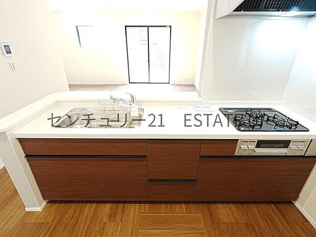 【キッチン】お子様やリビングも見守れる対面キッチンです。