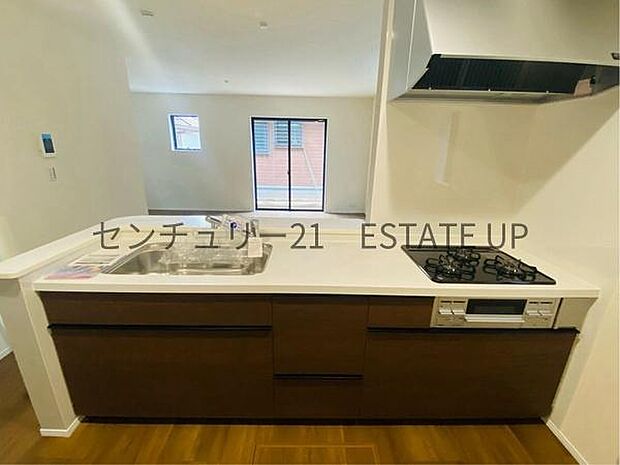 【キッチン】お子様やリビングも見守れる対面キッチンです。