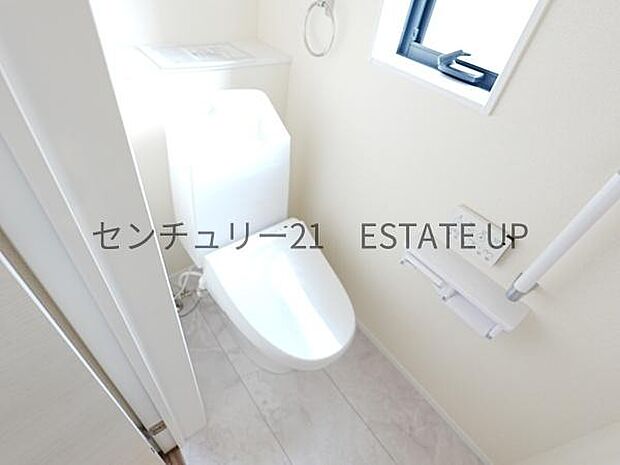 【トイレ】二階トイレ。各階にトイレが付いているので、忙しい朝の時間帯にも安心。