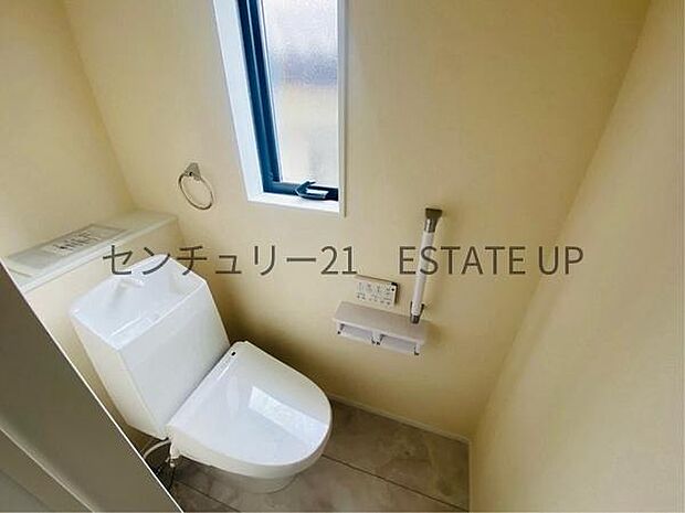 【トイレ】二階トイレ。各階にトイレが付いているので、忙しい朝の時間帯にも安心。