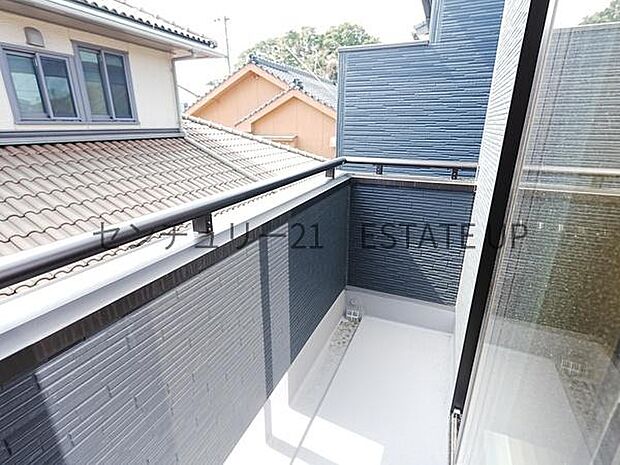 【バルコニー】バルコニーもあるので洗濯物もよく乾きそうです。