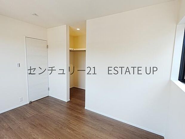 【洋室】奥に収納スペースもあるので広くご活用できます。