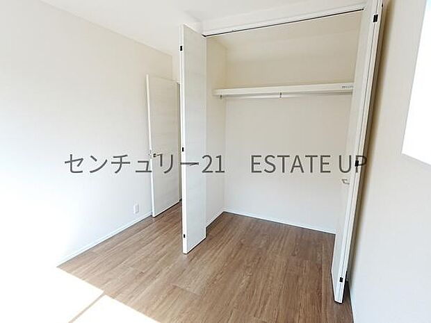 【洋室】クローゼットがあるのですぐに着替えができ便利です♪