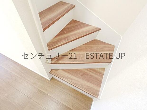 【階段】階段の途中でふと顔を合わせる、そんな日常の一コマが愛おしい。