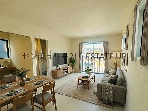 【リビング】広々としたリビング空間で、家族団らんや来客時にもゆったり過ごせる心地よい空間。※ホームステージングしているイメージ図です。