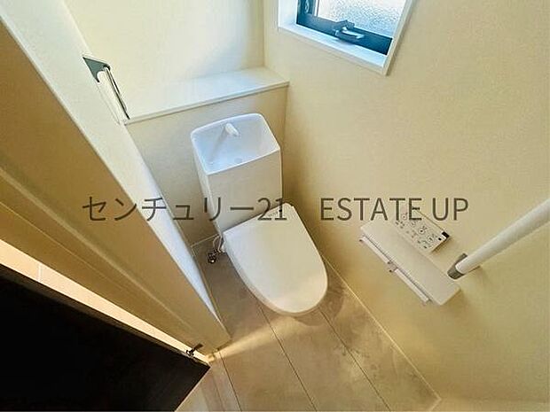 【トイレ】温水洗浄便座付きのトイレです。