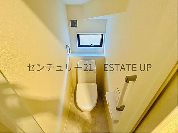【トイレ】二階トイレ。各階にトイレが付いているので、忙しい朝の時間帯にも安心。
