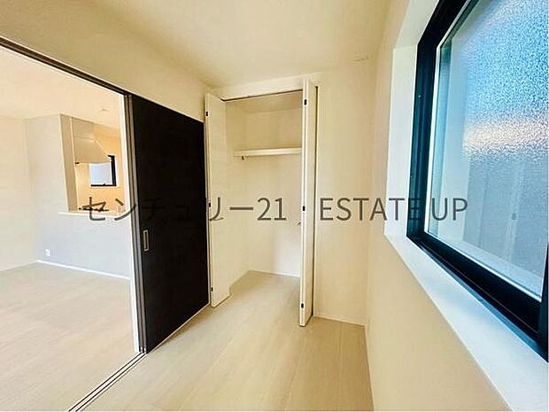 【洋室】リビングの横に洋室があり様々な使い方ができます♪