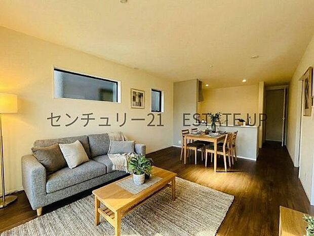 【リビング】リビング空間にキッチン。みんなで食事を楽しめる空間。※ホームステージングしているイメージ図です。