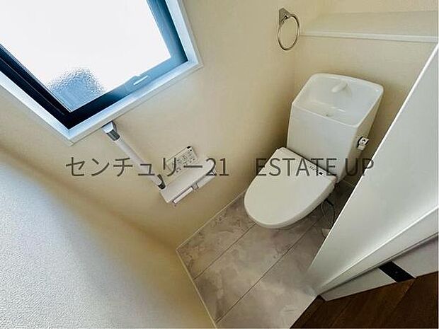 【トイレ】温水洗浄便座付きのトイレです。