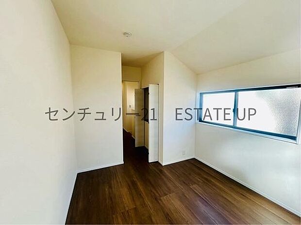 【洋室】窓がついていることで日中も明るくお部屋で過ごせます。