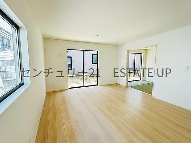 【リビング】心地いい光が差し込みます。過ごしやすいリビングで家族が快適な日々が送れます。