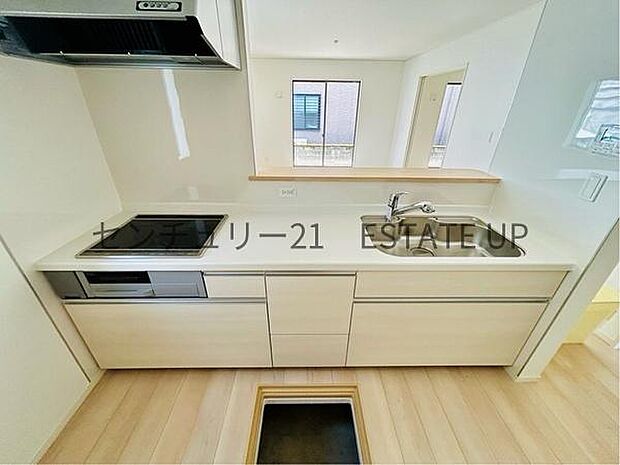 【キッチン】火力の調整が楽で安全性の高い人気のIH。お子様も見守れる対面キッチンです。