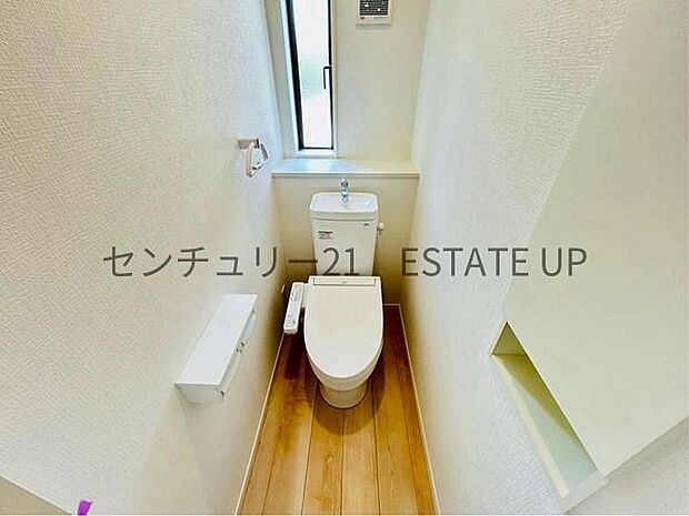 【トイレ】温水洗浄便座付きのトイレです。床と壁もシックなつくりです。