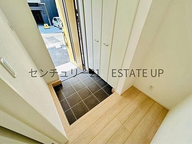 【玄関】シューズボックスもあり広い玄関です。