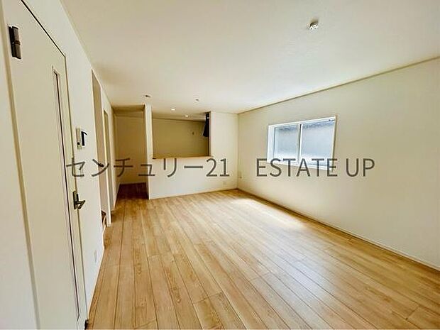 【リビング】収納もあり、開放的で広々としています。