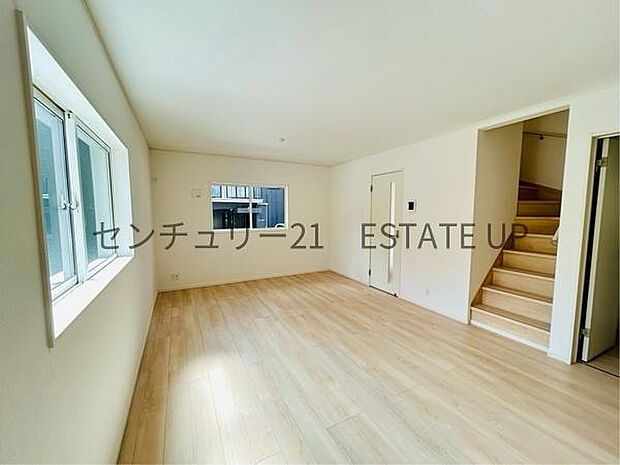 【リビング】大きな窓から明るい陽光が差し込み、ご家族皆様でゆったりとお過ごしいただけるリビングダイニングです。