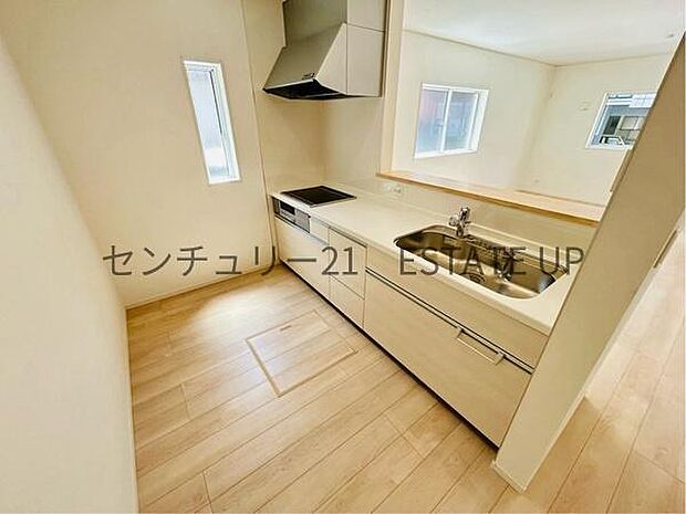 【キッチン】火力の調整が楽で安全性の高い人気のIH。お子様も見守れる対面キッチンです。