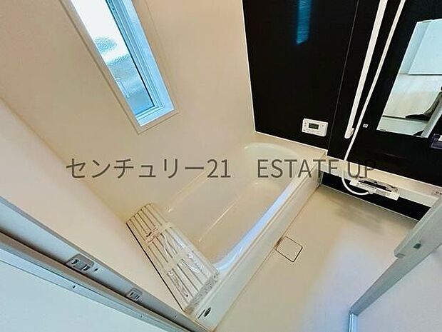 【バス】1日の疲れを癒してくれる広々としたバスルーム。