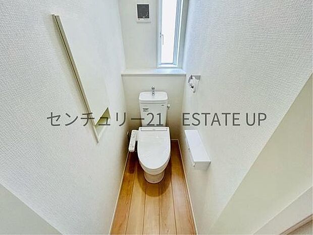 【トイレ】温水洗浄便座付きのトイレです。床と壁もシックなつくりです。