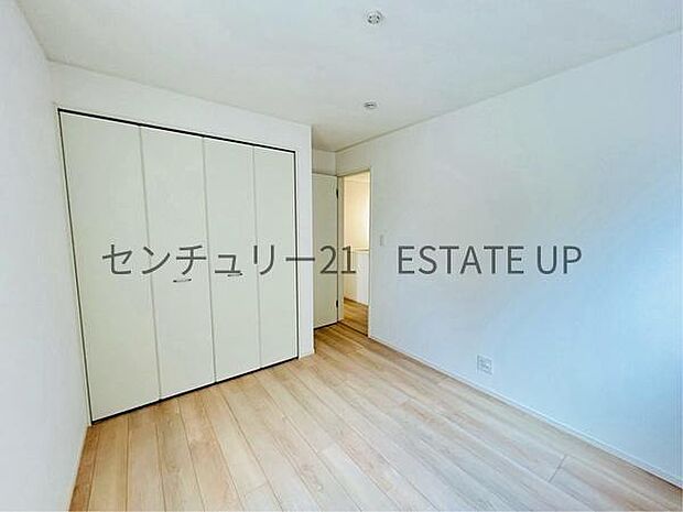 【洋室】窓がついていることで日中も明るくお部屋で過ごせます。