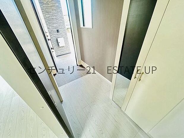 【玄関】シューズボックスもある玄関です。