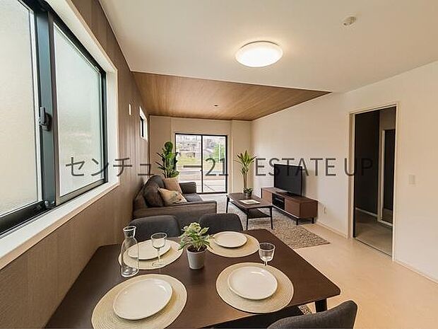 【リビング】大きな窓から明るい陽光が差し込み、ご家族皆様でゆったりとお過ごしいただけるリビングダイニングです。※ホームステージングしているイメージ図です。