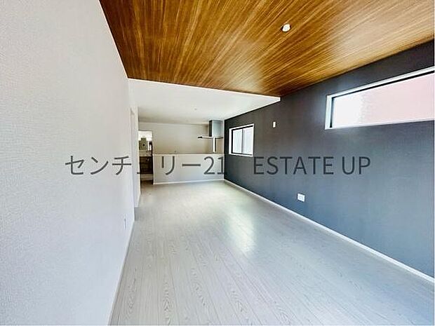 【リビング】リビング空間にキッチン。みんなで食事を楽しめる空間。