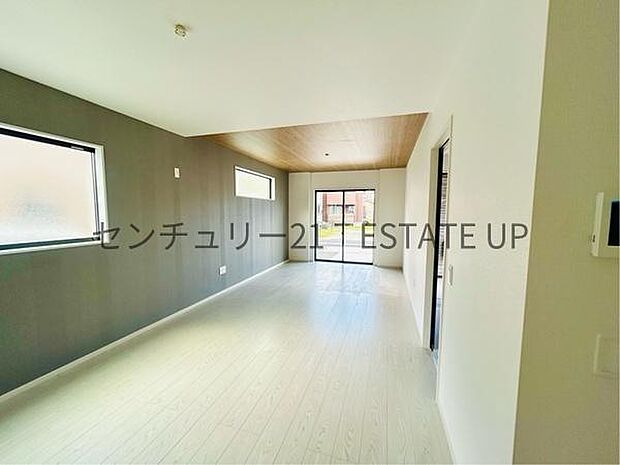 【リビング】心地いい光が差し込みます。過ごしやすいリビングで家族が快適な日々が送れます。