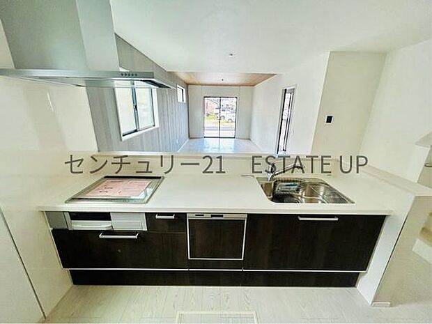 【キッチン】火力の調整が楽で安全性の高い人気のIH。お子様も見守れる対面キッチンです。