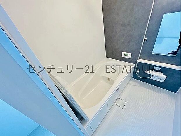 【バス】1日の疲れを癒してくれる広々としたバスルーム。