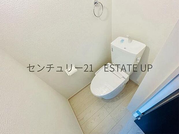 【トイレ】温水洗浄便座付きのトイレです。