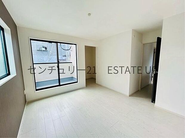 【洋室】窓がついていることで日中も明るくお部屋で過ごせます。