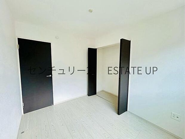 【洋室】収納棚もあるのでライフスタイルに合わせて、多目的にお使いいただけます。