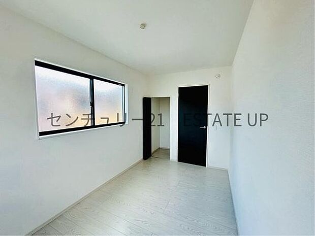 【洋室】収納棚もあるのでライフスタイルに合わせて、多目的にお使いいただけます。