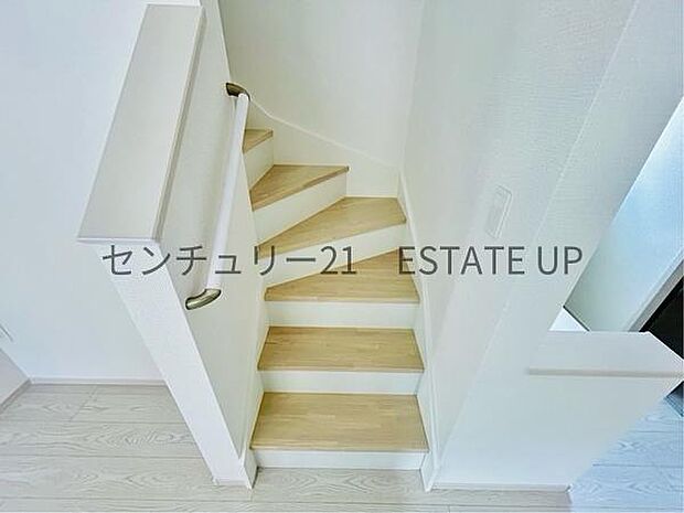 【階段】階段の途中でふと顔を合わせる、そんな日常の一コマが愛おしい。