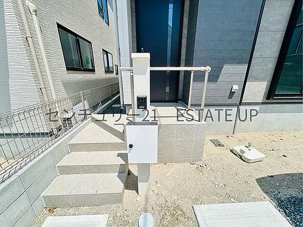 【玄関】階段がありオシャレな階段です。