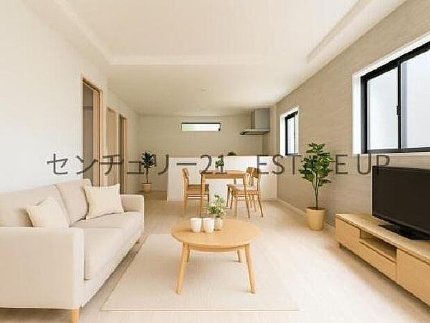 【リビング】広々としたリビング空間にキッチンもあり、家族団らんや来客時にもゆったり過ごせる心地よい空間。※ホームステージングしているイメージ図です。